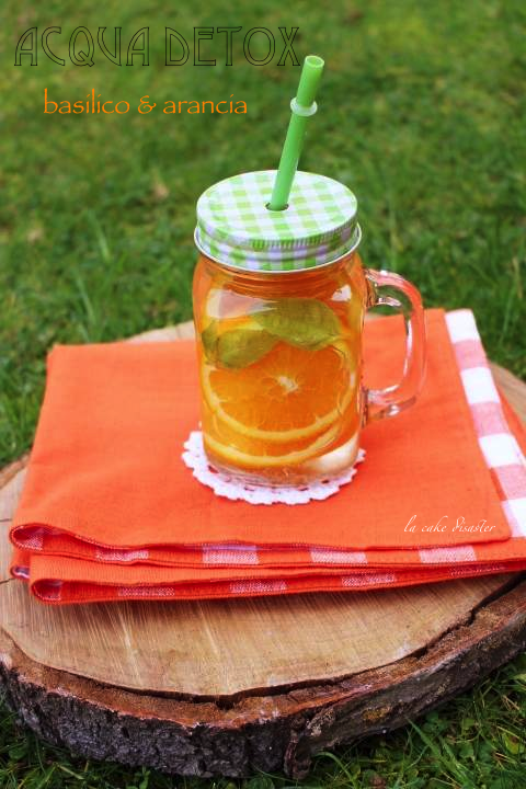 Acqua detox: basilico e arancia