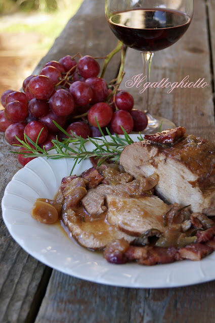 Arrosto di maiale con pancetta e uva rossa
