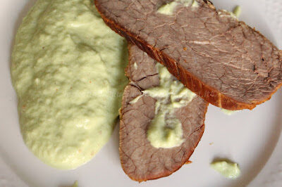 Arrosto di spalla di bovino con salsa di foglie di cavolo romanesco
