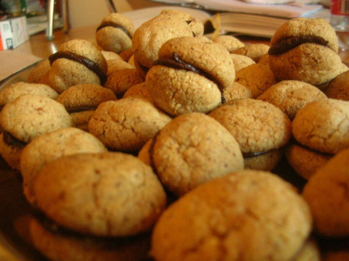 Baci di dama alle nocciole con ripieno di cioccolato