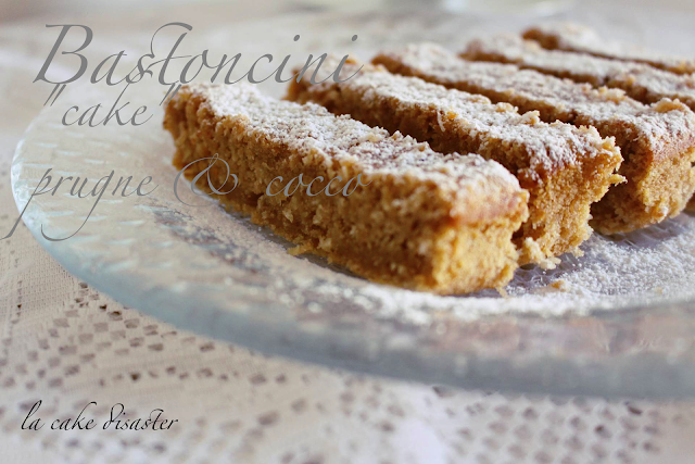 Bastoncini Cake alle prugne e cocco