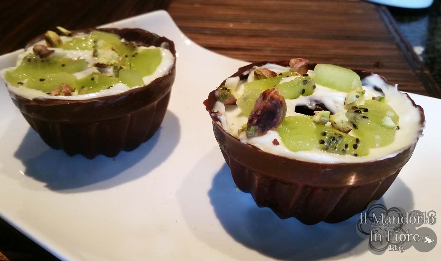 Bicchierini di cioccolato con crema di philadelphia kiwi e pistacchi