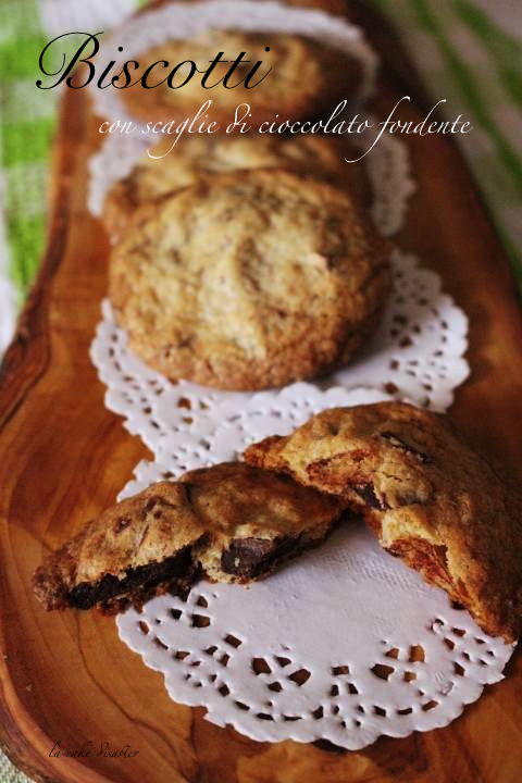 Biscotti con scaglie di cioccolato fondente