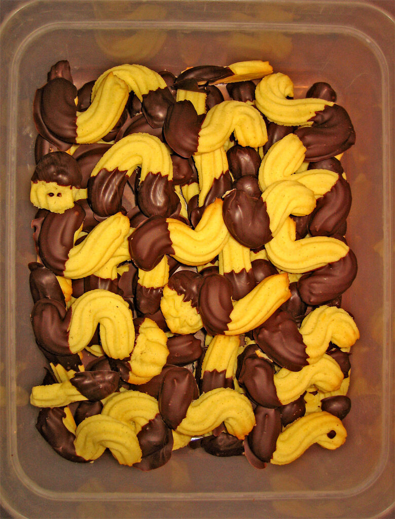 Biscotti di frolla ricoperti di cioccolato