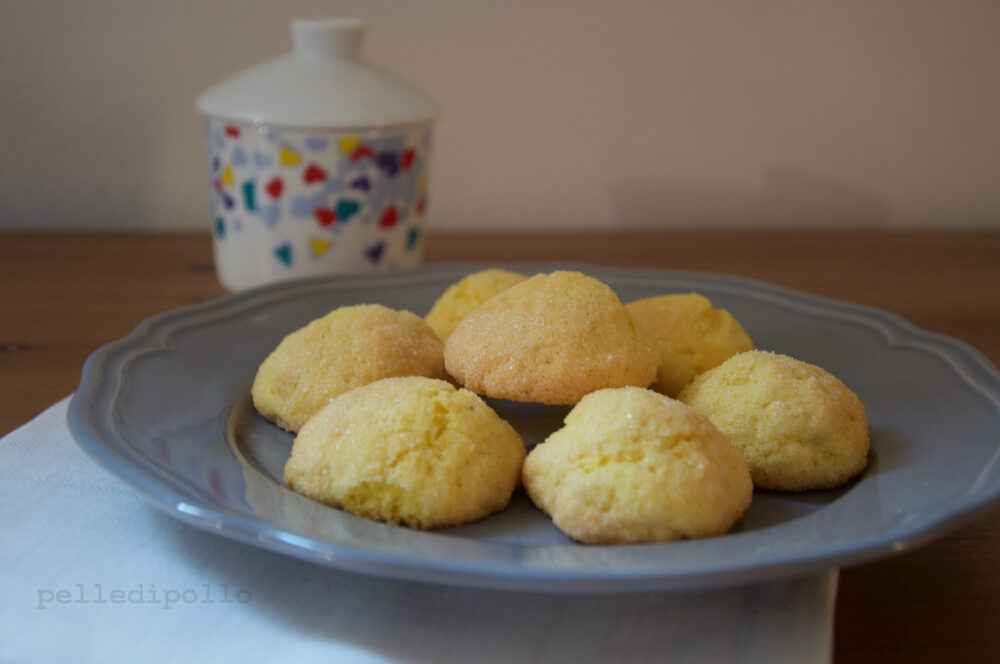 Biscotti morbidi ripieni alla marmellata