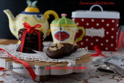 BISCOTTI RIPIENI ALLE NOCCIOLE CON GANACHE AL CIOCCOLATO….