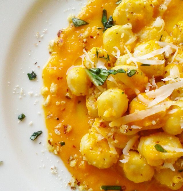 Boteri con zucca e granella di nocciole.