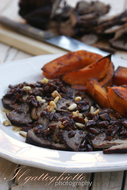 Brasato glassato al mosto d'uva e frutta secca con zucca al forno