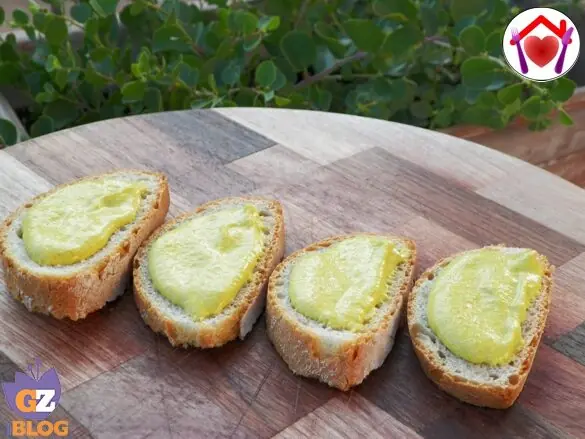 Bruschetta con crema di fiori di zucca