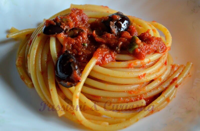 BUCATINI OLIVE NERE CAPPERI E ACCIUGHE
