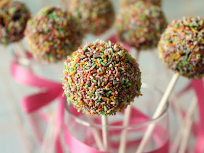 Cake pop arcobaleno con aroma alla vaniglia
