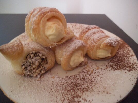 Cannoli di pasta sfoglia alla crema chantilly e nutella