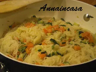 Capelli d’angelo con dadolata di zucchine e carote