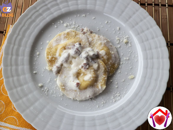 Cappellacci ripieni di caprino con sugo alla norcina