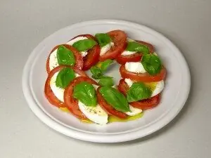 caprese con mozzarella e pomodoro