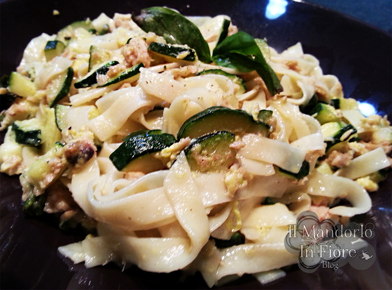 Carbonara di zucchine e tonno con granella di pistacchi