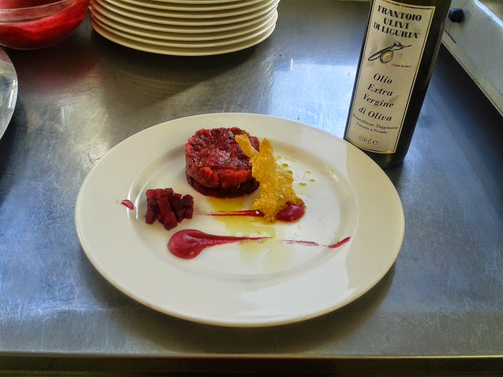 Carne di filetto battuta con olive taggiasche e barbabietole rosse marinate al limone