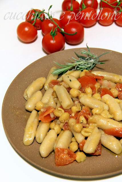 cavatelli con pancetta, pomodorini e ceci