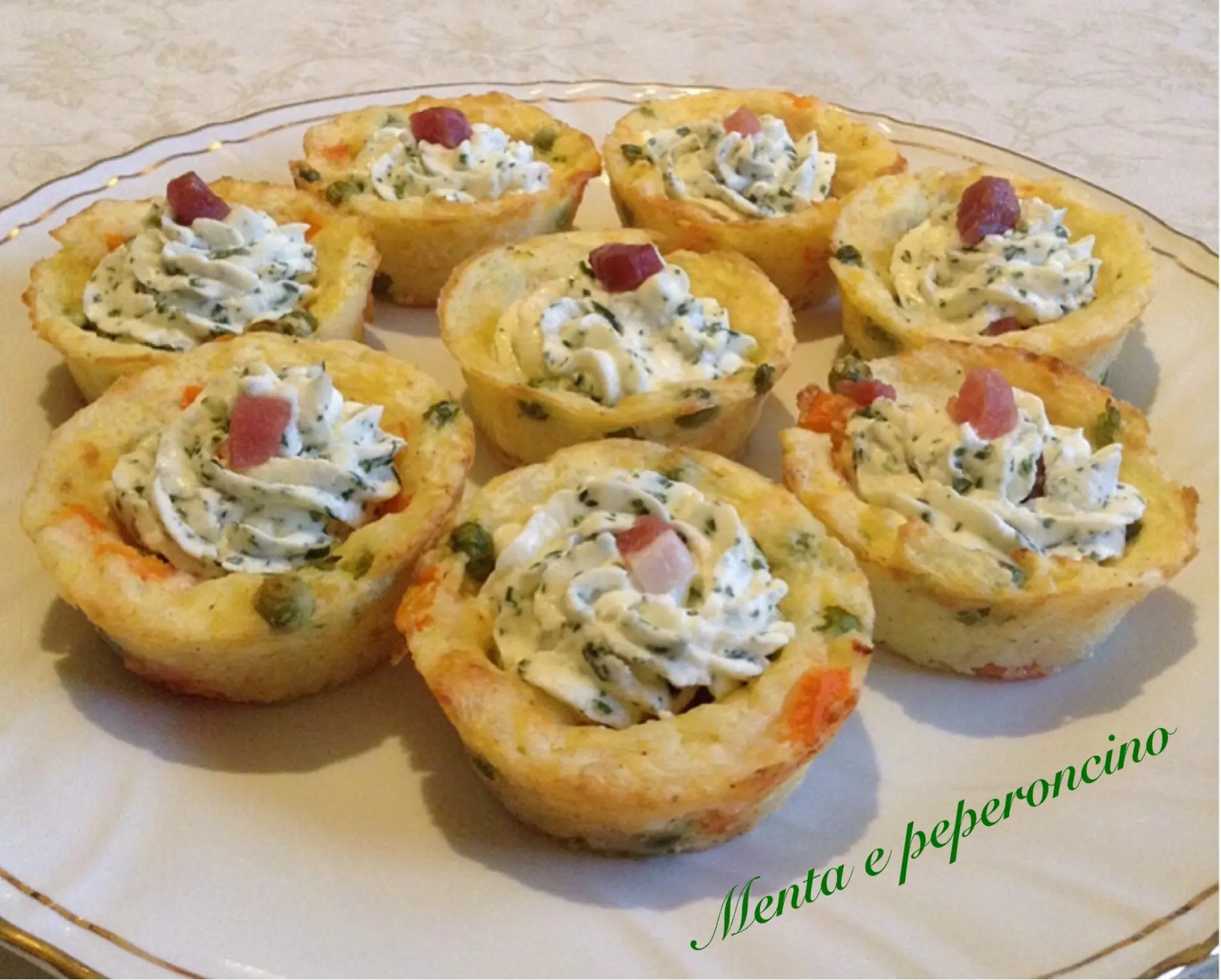 Cestini di patate con formaggi e speck