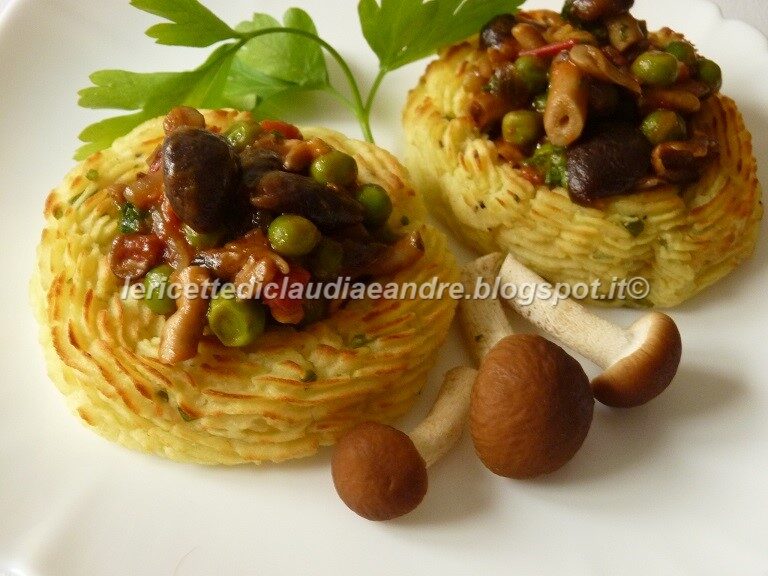Cestini di patate con pioppini, pisellini e pomodori