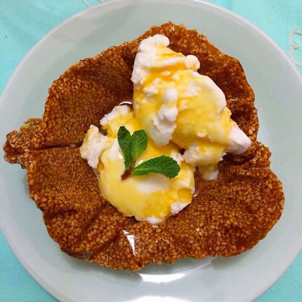 Cestino di croccante con yogurt, frutto della passione e menta