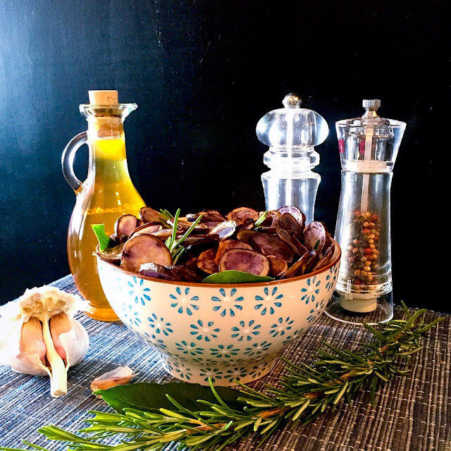 CHIPS DI PATATE VIOLA AL PROFUMO DI ROSMARINO
