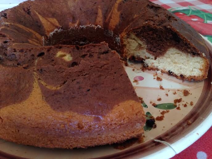 Ciambella bicolore senza burro con gocce di cioccolato