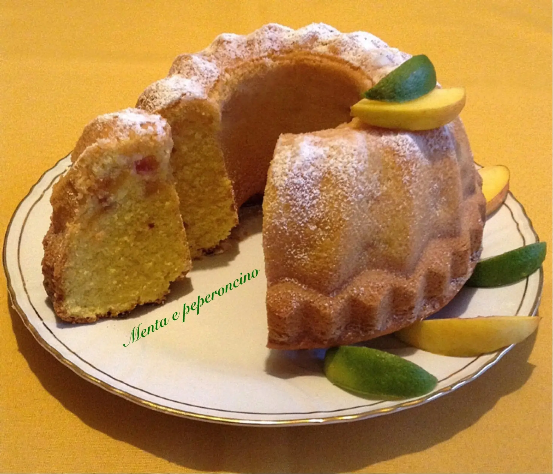 Ciambella con pesche e lime