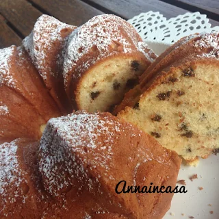 Ciambella morbida con yogurt greco, ricotta e cioccolato (con o senza Bimby)