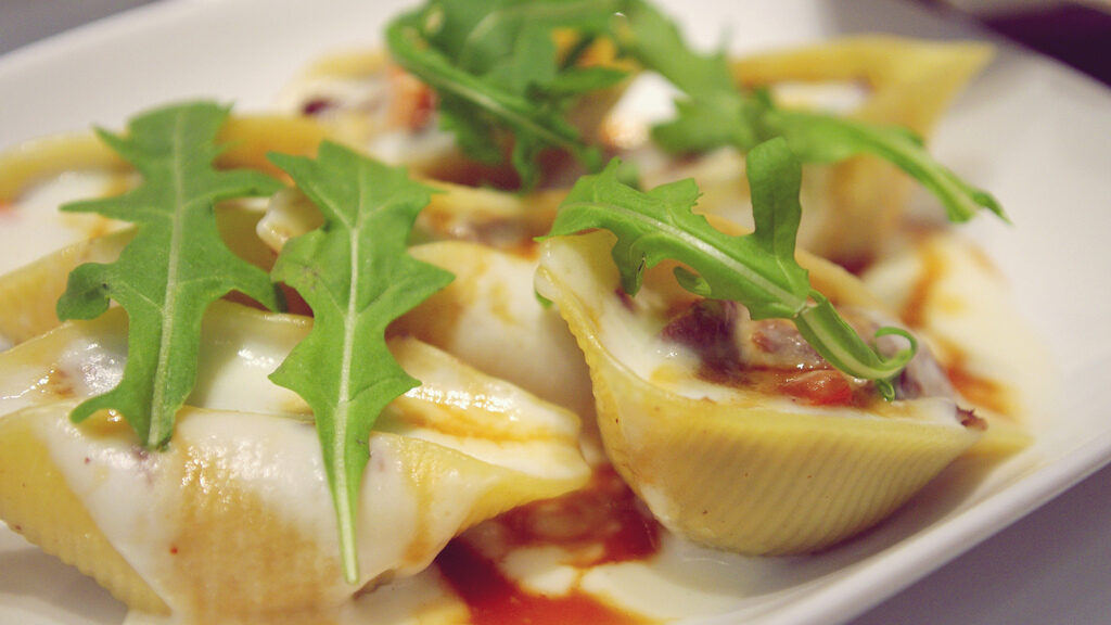 Conchiglioni ripieni di carne e besciamella