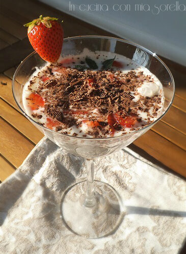 Coppe di yogurt fatto in casa alla fragola
