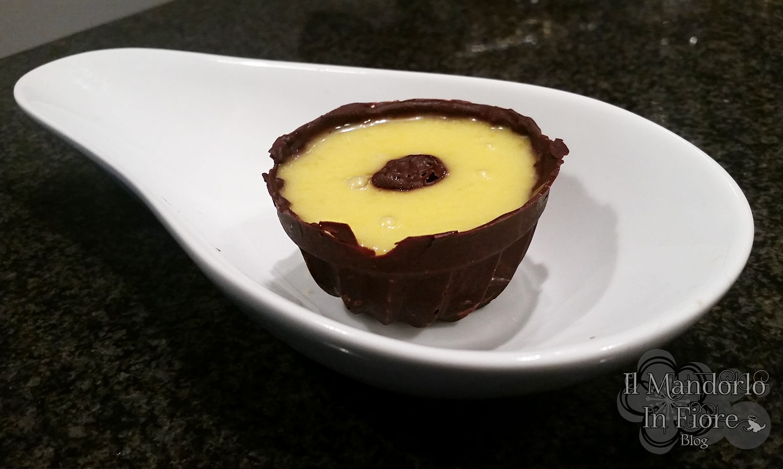Coppette di cioccolata e crema di arancia