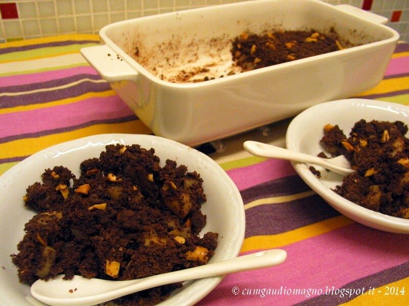 Crambol di pere d’emergenza con cacao e arachidi