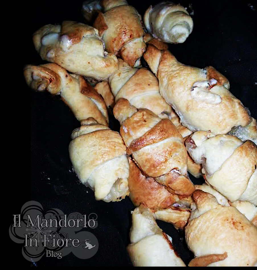 Croissant salati con provola e prosciutto
