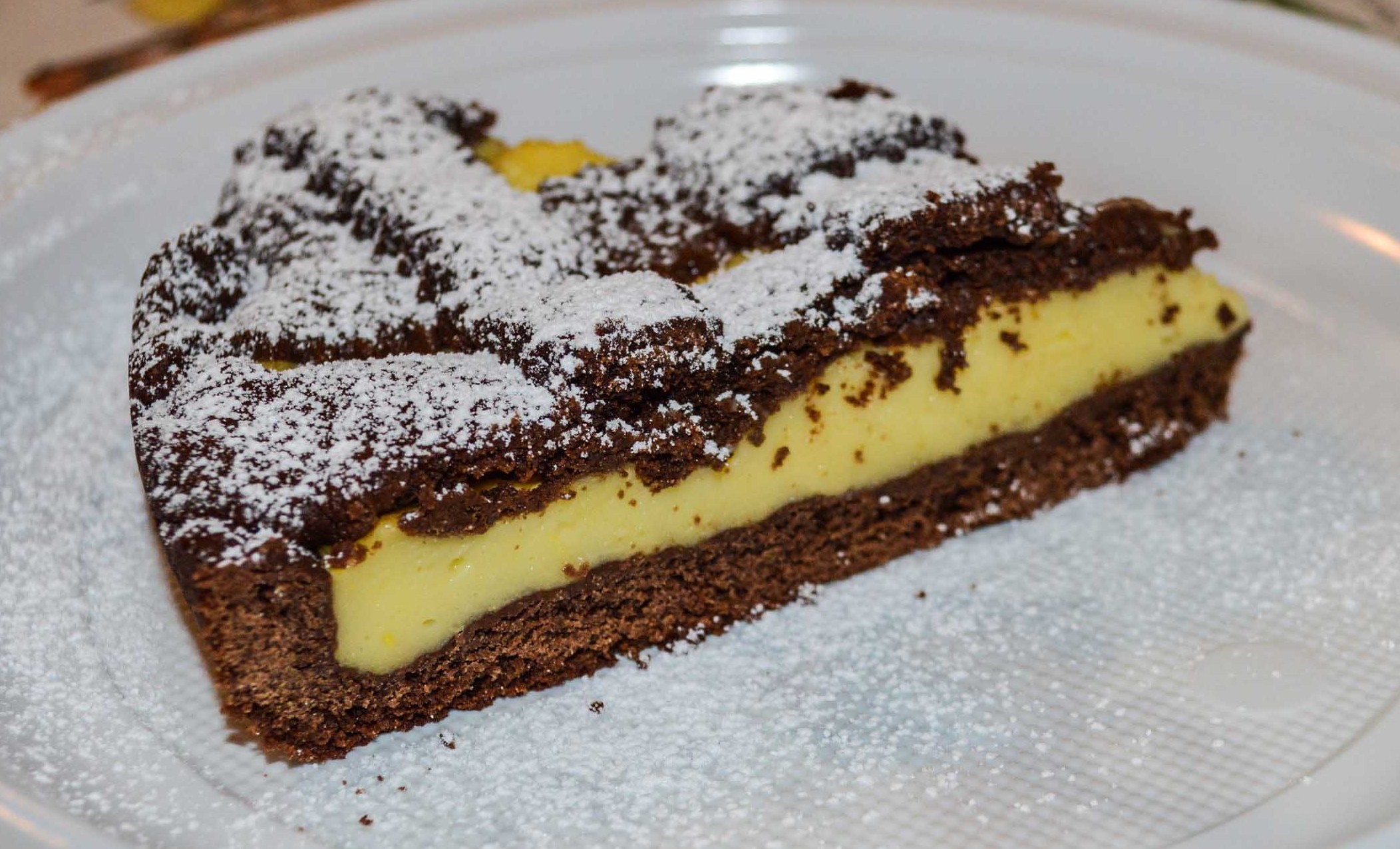 Crostata al cioccolato ripiena di crema pasticcera