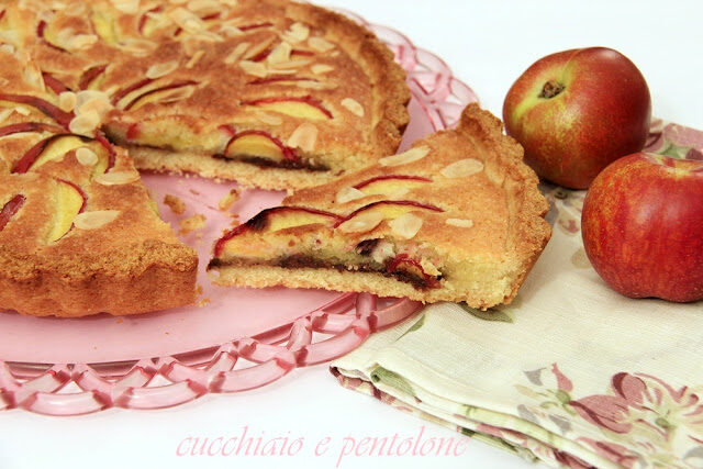 crostata con crema frangipane all’amaretto, pesche e cioccolato, l’ultima per l’mtc