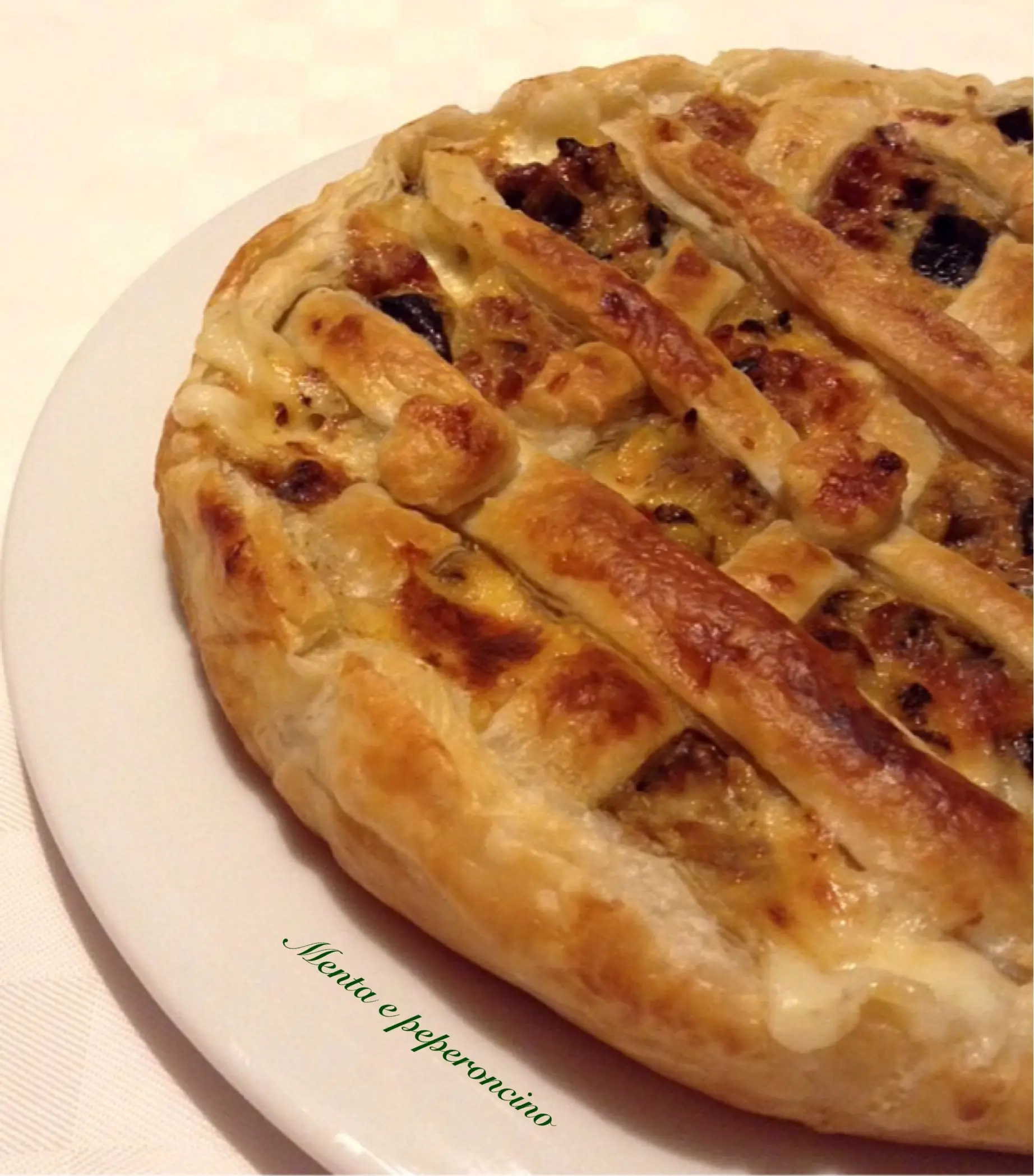 Crostata con salsiccia melanzane e formaggio