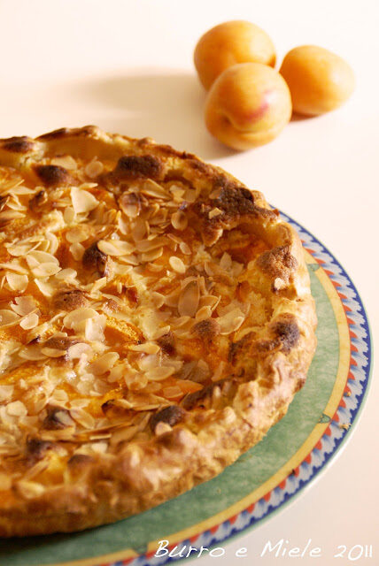 Crostata di albicocche, mandorle e miele di lavanda, per celebrare l’estate