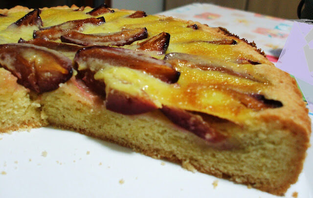 Crostata di susine rosse con salsa Royale