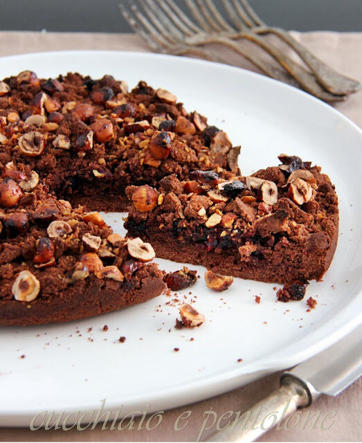 crostata sbriciolata alle castagne con confettura ai frutti di bosco e nocciole caramellate
