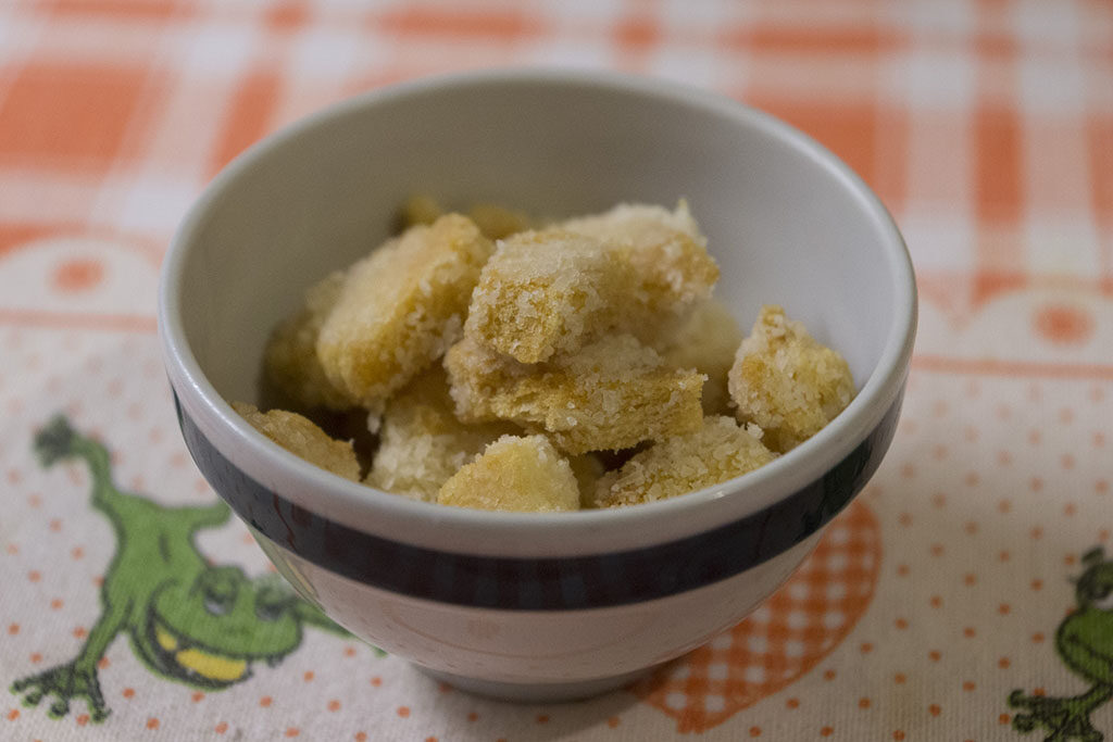 Crostini al burro e parmigiano
