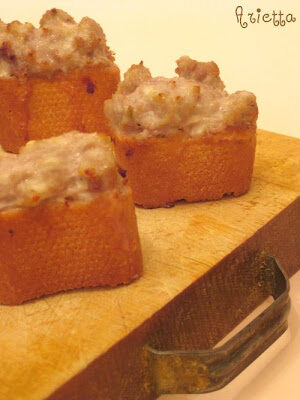 Crostini salsiccia e stracchino