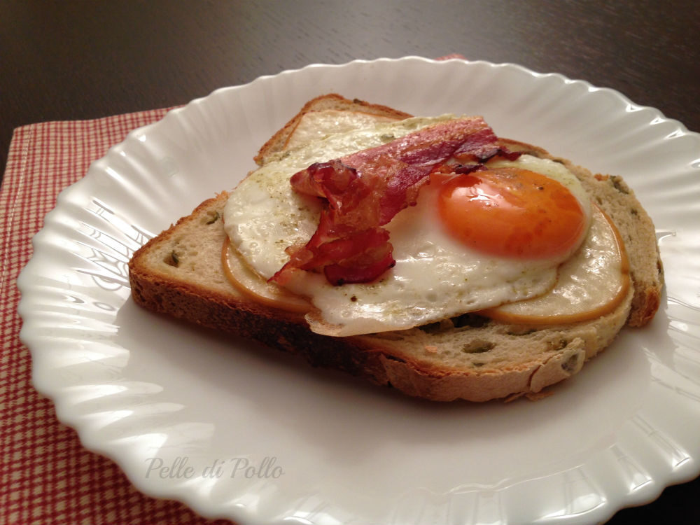 Crostone con uova e bacon croccante