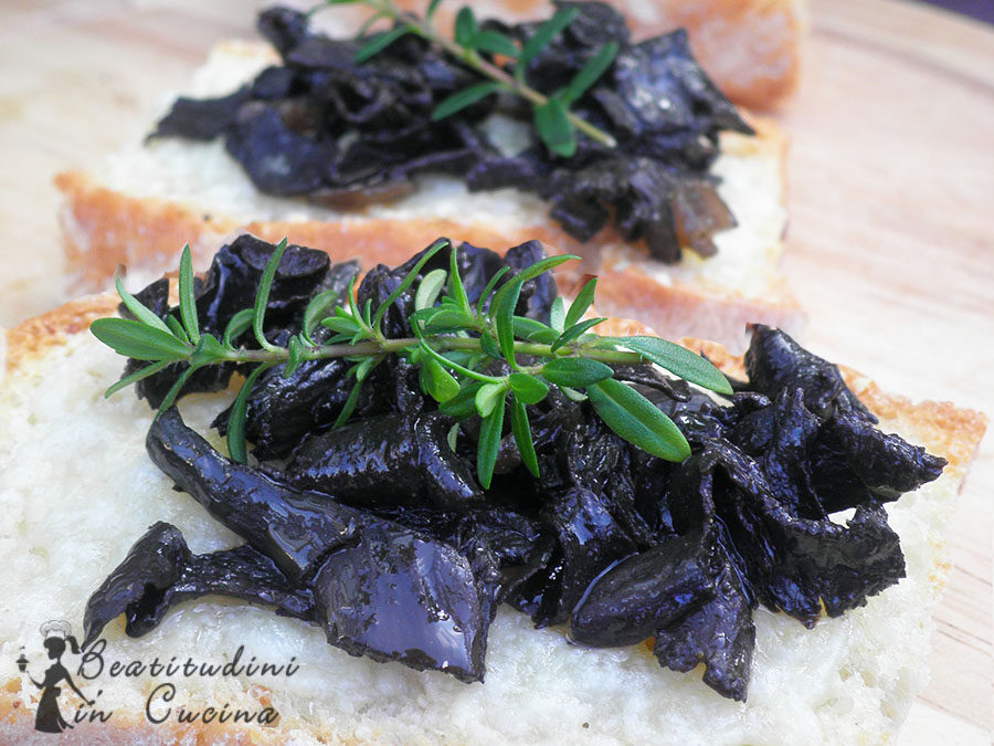 Crostoni con trombette di morto e pecorino