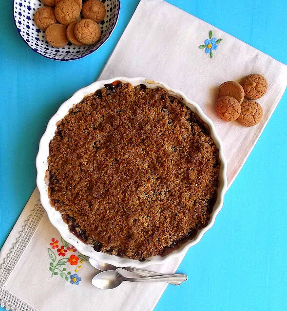 Crumble di pesche, cioccolato e amaretti per “Cioccolato e…”