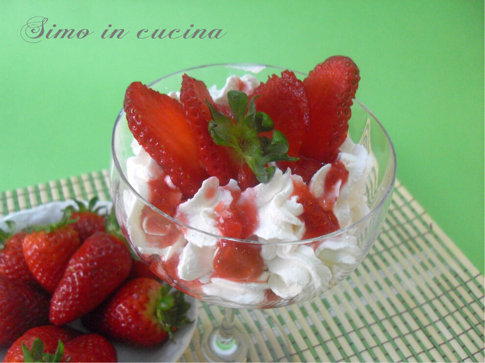 dessert alla ricotta con salsa di fragole