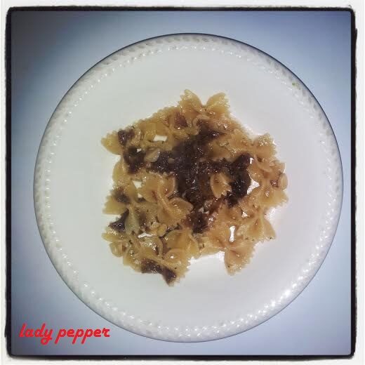 Farfalle al pesto di radicchio e mandorle