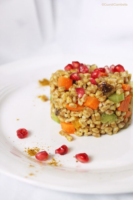Farro Autunnale con Verdure Croccanti, Curry e Melograno e l’importanza dei Cereali in Chicco