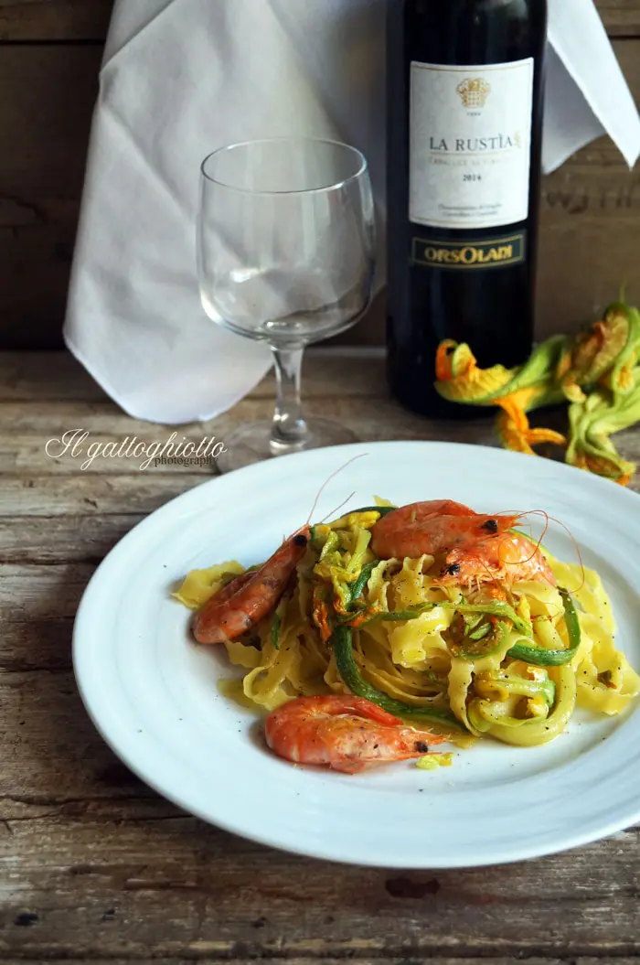 Fettuccine ricce con mazzancolle e fiori di zucca