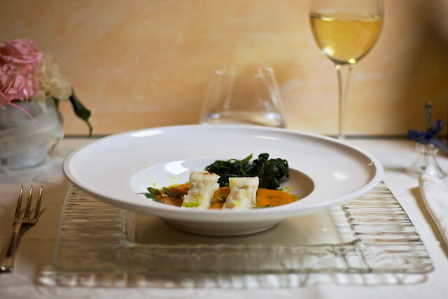 Filetti di baccalà con spinaci e crema di zucca.